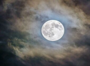 Ζώδια: Η διπλή Πανσέληνος του Αυγούστου φέρνει τα πάνω κάτω – Αυτές είναι οι SOS ημέρες του μήνα!