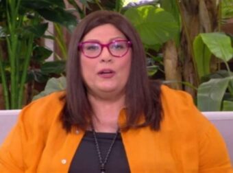 «Χρυσή» μπροστάντζα από Σμάρω Σωτηράκη: Η Πανσέληνος στον Κριό φέρνει χρήματα σε Λέοντες και άλλα 3 ζώδια