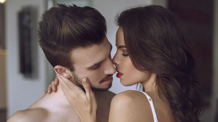 Ποια ζώδια φιλάνε με πάθος και ποια όχι; Τι σημαίνει για κάθε ζώδιο το φιλί;