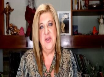 Χρήματα και έρωτας με το “καλημέρα” του 2024 για Κριούς και 2 Ζώδια: Αγγελάκι με βέλη η Μπέλλα Κυδωνάκη (Video)