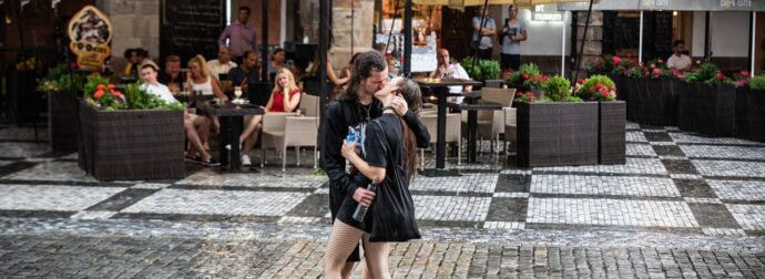 Αυτά τα ζώδια φιλιούνται και χαϊδολογιούνται δημοσίως