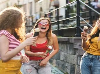 Είναι η ψυχή της παρέας: Τα 4 ζώδια που σε κάνουν πάντα να περνάς τέλεια