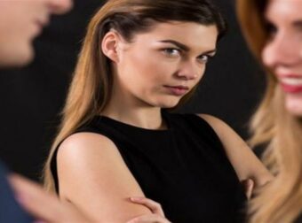 4 +1 ζώδια που ζηλεύουν πολύ το σύντροφό τους