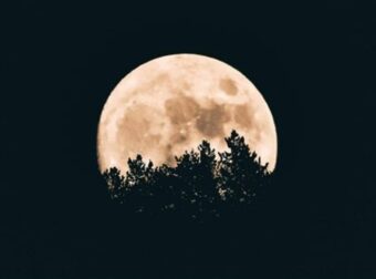 Πανσέληνος στον Αιγόκερω: Πώς θα επηρεαστεί το κάθε ζώδιο – Οι κριοί και άλλα δύο θα ευνοηθούν περισσότερο απ’ όλα