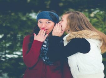 Η Φιλιώ που όλους τους φιλιώνει: 5 Ζώδια που αγαπούν το κουτσομπολιό και είναι απίστευτα αδιάκριτα