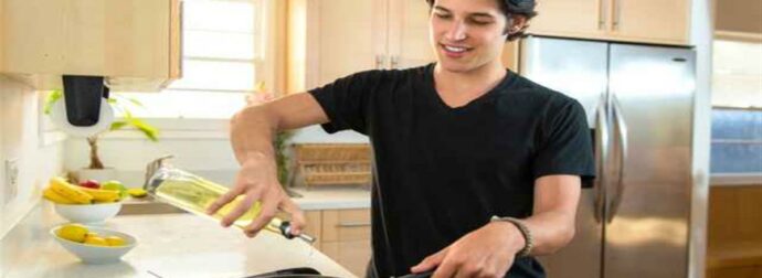 Ζώδια και μαγειρική. Ένας άντρας στην κουζίνα.