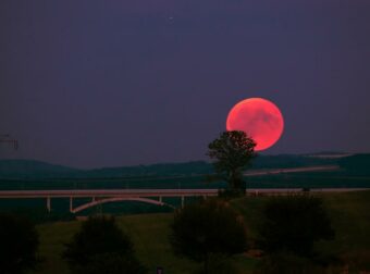 Πανσέληνος της Φράουλας 2025: Πότε θα τη δούμε στην Ελλάδα