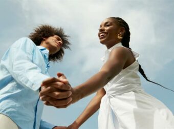 Καθένας έχει τον τρόπο του: Ποια γλώσσα του έρωτα προτιμάτε ανάλογα με το ζώδιο όπου ανήκετε