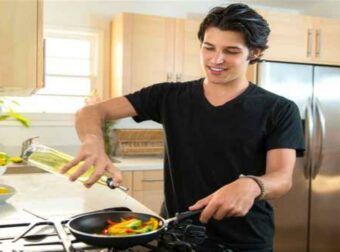 Ζώδια και μαγειρική. Ένας άντρας στην κουζίνα.