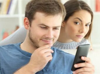 Τους «πνίγει» η ζήλια τους: Αυτά είναι τα ζώδια που… τρώνε τα λυσσακά τους και κάνουν σκηνές