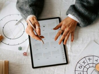 Ζώδια σήμερα 6/11: Μέρα γεμάτη δράση, επαφές και αποφάσεις!