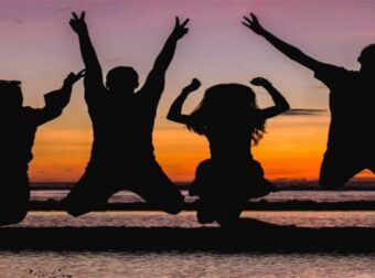 Φίλοι για πάντα: Αυτοί είναι οι 5 ζωδιακοί συνδυασμοί που ταιριάζουν απόλυτα