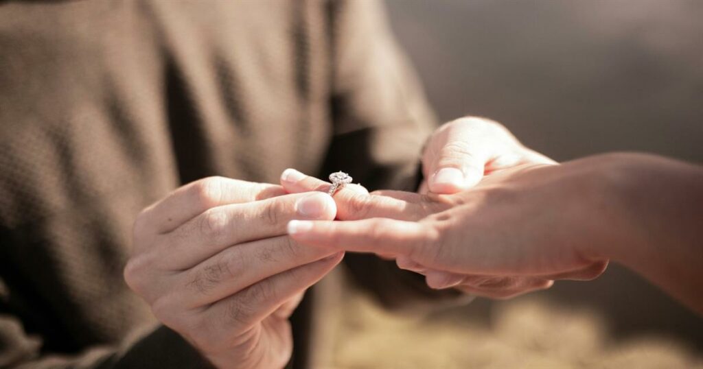 Ζώδια: «Σκάει» πρόταση γάμου – Τα 8 που επηρεάζονται και πώς