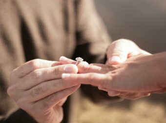 Ζώδια: «Σκάει» πρόταση γάμου – Τα 8 που επηρεάζονται και πώς