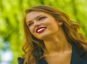 Σαν το καλό κρασί: Τα 3 ζώδια που όσο μεγαλώνουν… ομορφαίνουν